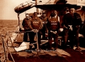 Бригада морских похоронщиков готовится к ритуалу погребения тела в воде
